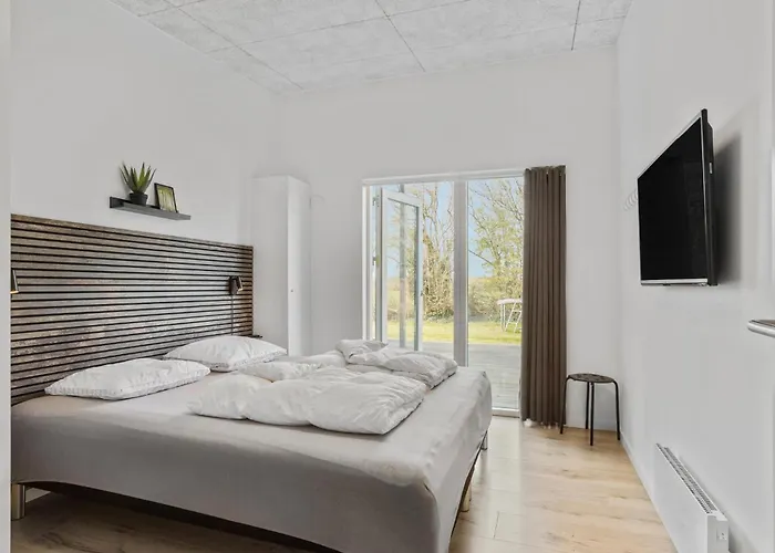 Four-bedroom With A Hot Tub 09