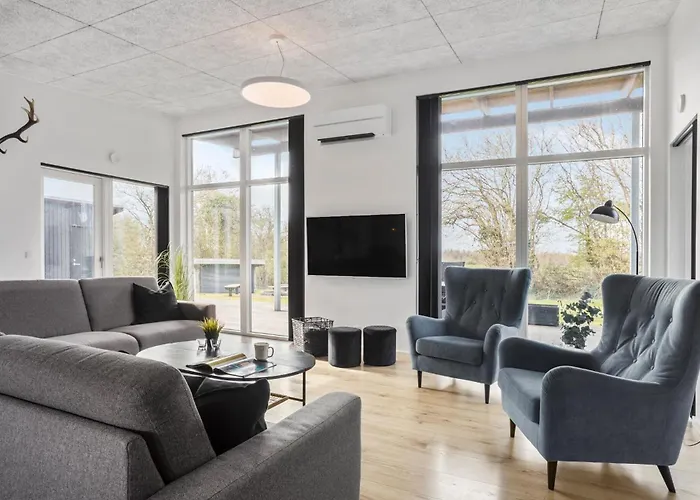 Four-bedroom With A Hot Tub 09