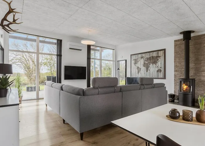 Four-bedroom With A Hot Tub 09