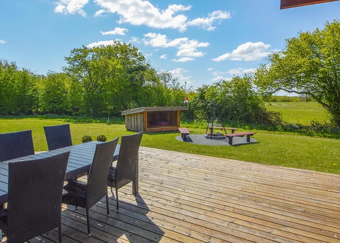 Prázdninový dům Four-bedroom With A Hot Tub 09