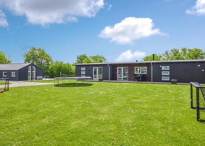 Prázdninový dům Four-bedroom With A Hot Tub 09 *