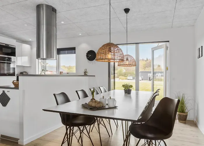 Prázdninový dům Four-bedroom With A Hot Tub 09